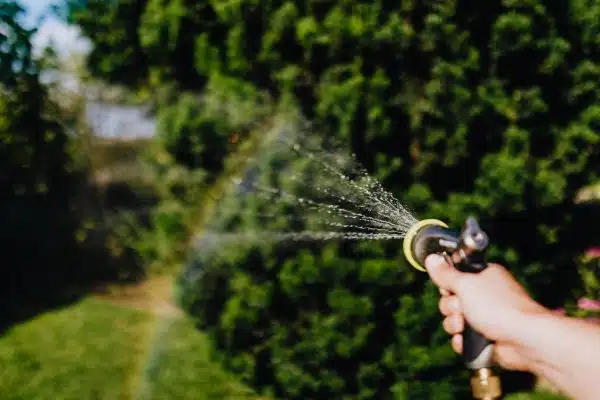 Arroseurs automatiques : optimisez votre arrosage pour économiser de l’eau et obtenir des résultats efficaces