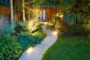 Créez une ambiance estivale dans votre jardin avec un système d’éclairage élégant