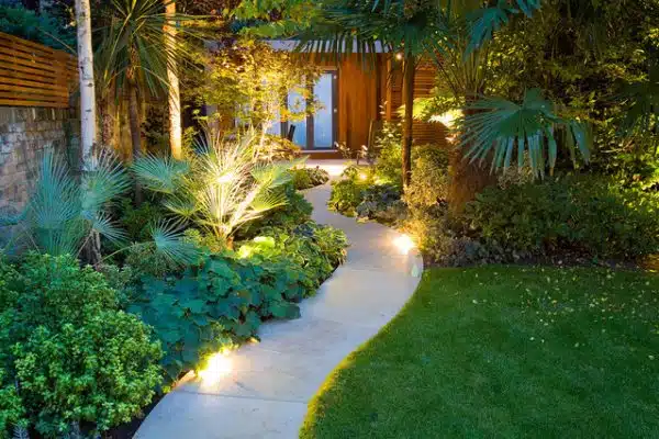 Créez une ambiance estivale dans votre jardin avec un système d’éclairage élégant