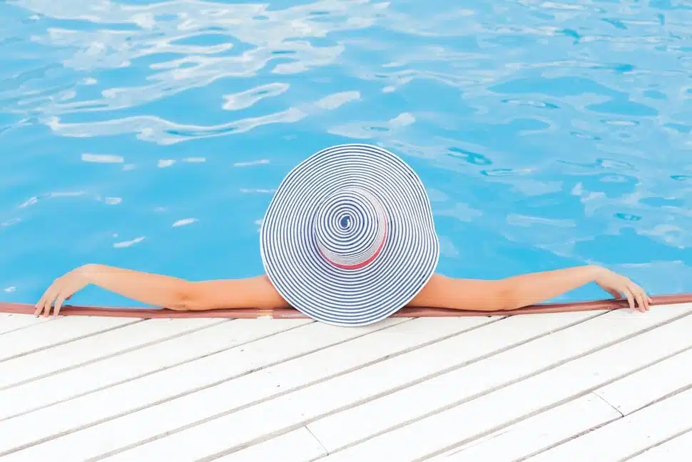 Comment aménager le tour d’une piscine tubulaire pour plus de confort