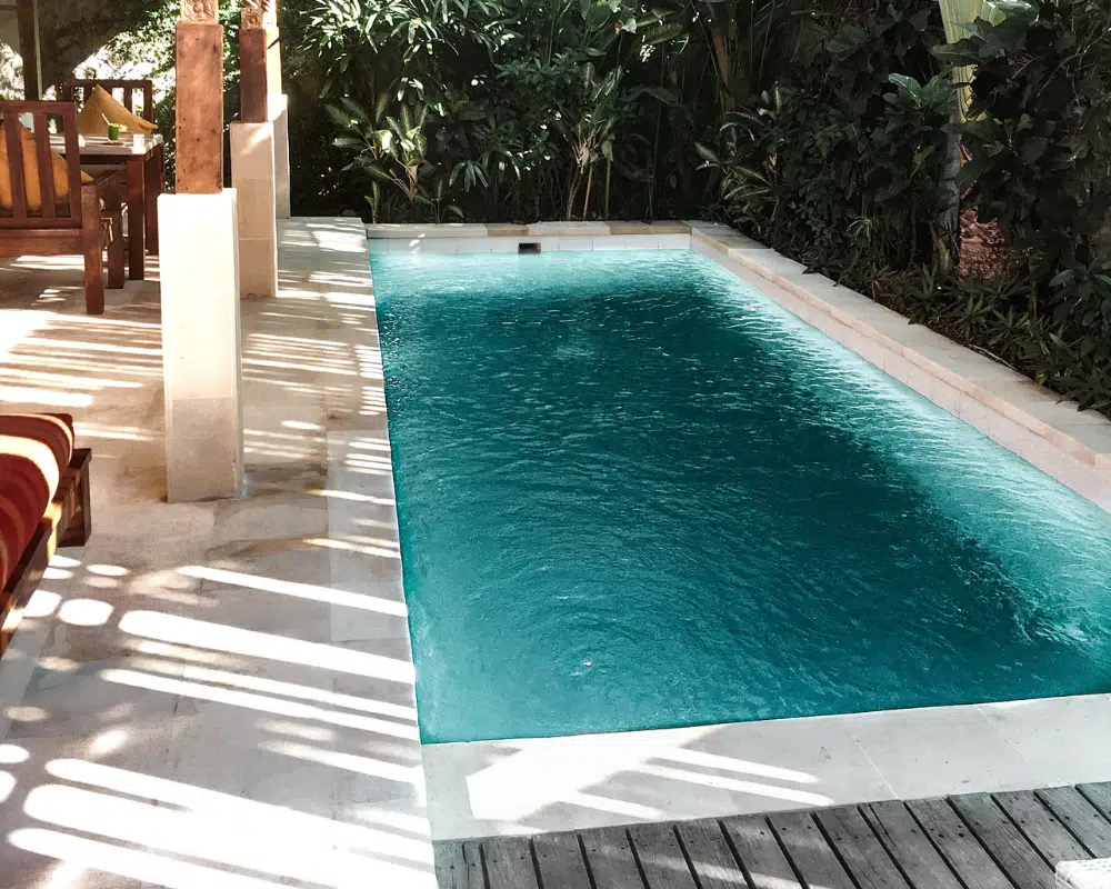 Choisir le travertin pour aménager la terrasse de votre piscine ?